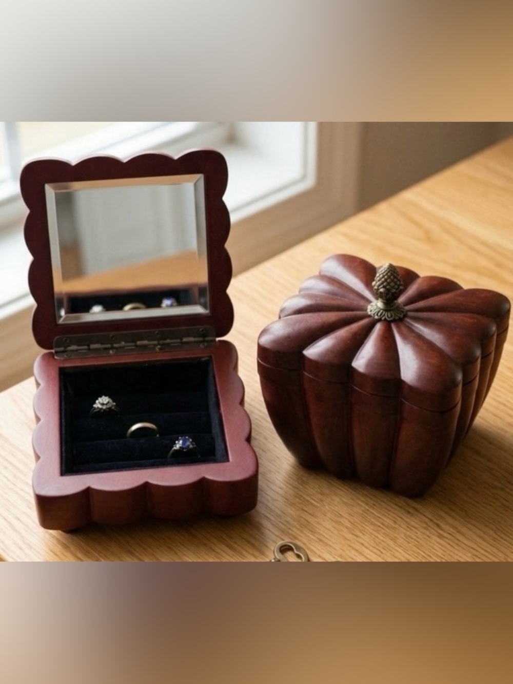 Vintage 2004 Bombay Co Scalloped Mahogany Wood Musical Jewelry Box Mirrored Lid